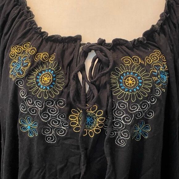 Gemstone Floral Embroidered Top Black Knit Scoop Neck Short Sleeve 1X - Picture 4 of 5
